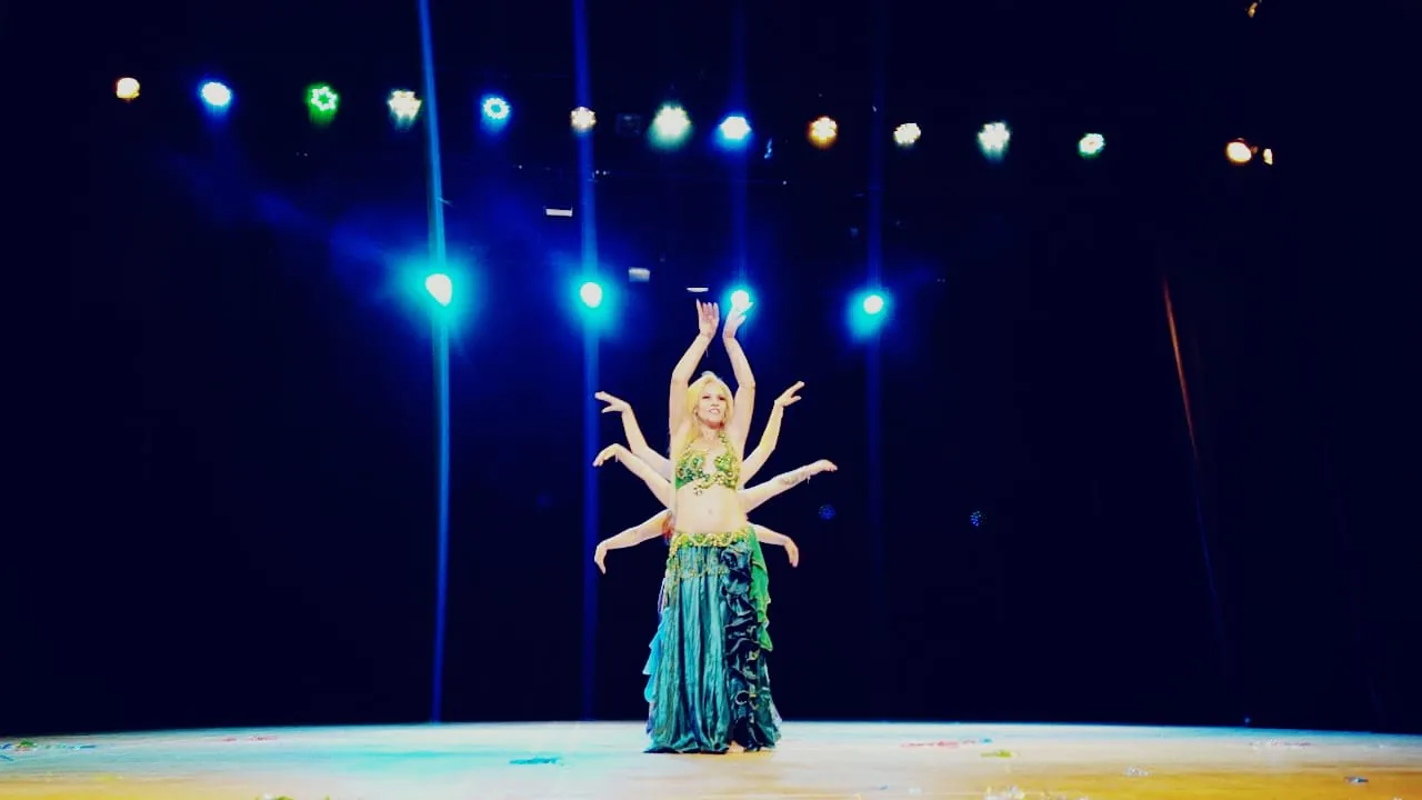 Coreografia de dança árabe no palco